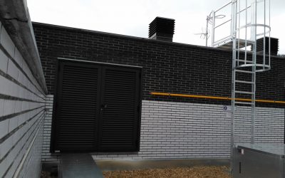 Escalera de acceso a cubierta y líneas de vida horizontales comunidad de vecinos, País Vasco