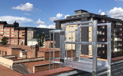 Escaleras de acceso a cubierta con jaula de seguridad (tipo gato) y línea de vida horizontal, Pamplona, Navarra